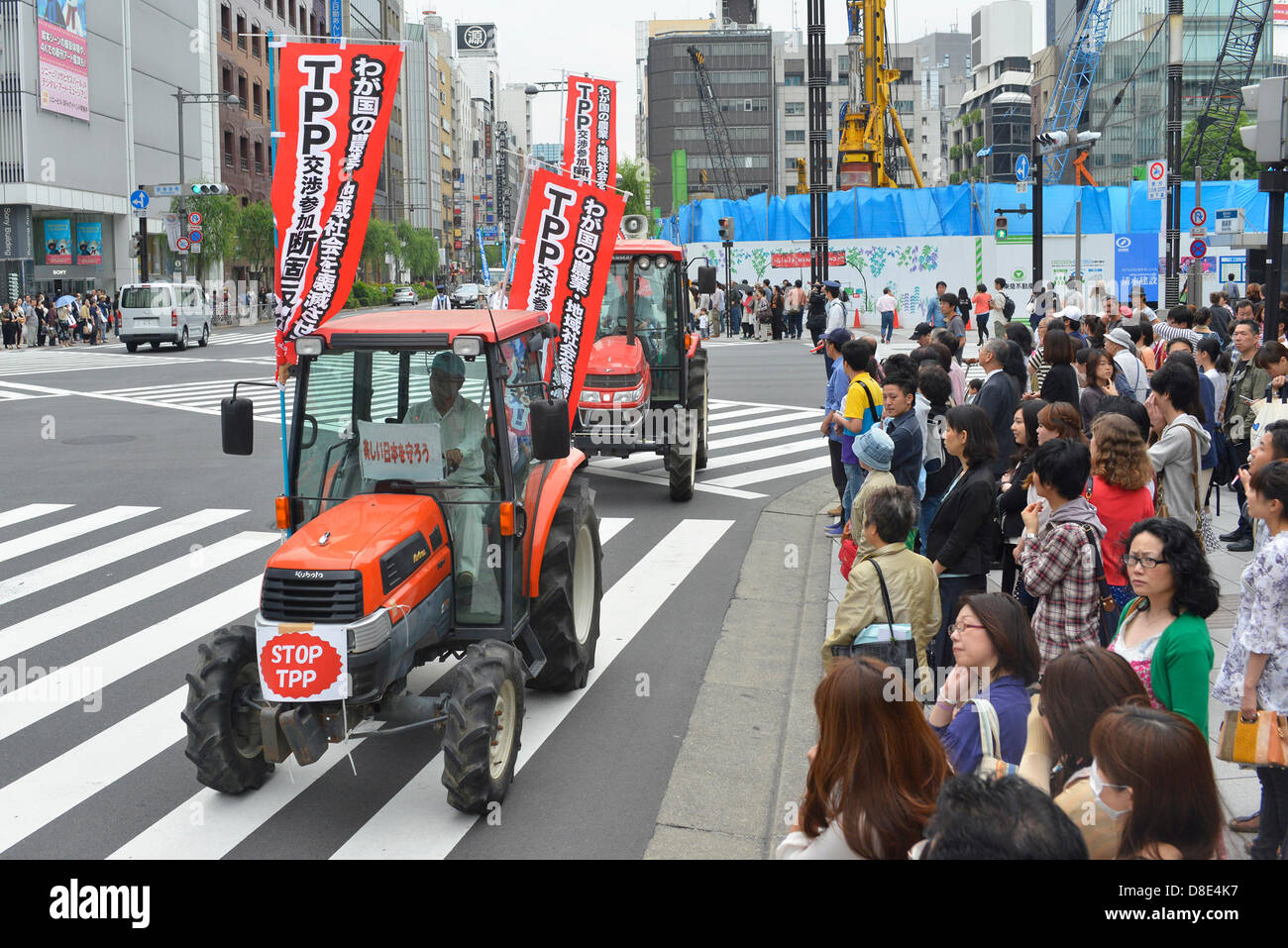 25 maggio 2013 : Tokyo, Giappone - Agrimotors seguita manifestanti contro Trans-Pacific Strategic Accordo di partenariato economico, o TPP, a Ginza Chuo, Tokyo, Giappone il 25 maggio 2013. Secondo una dimostrazione di autorità, ci sono stati più di duemila persone hanno mostrato fino da tutta la nazione. (Foto da Koichiro Suzuki/AFLO) Foto Stock