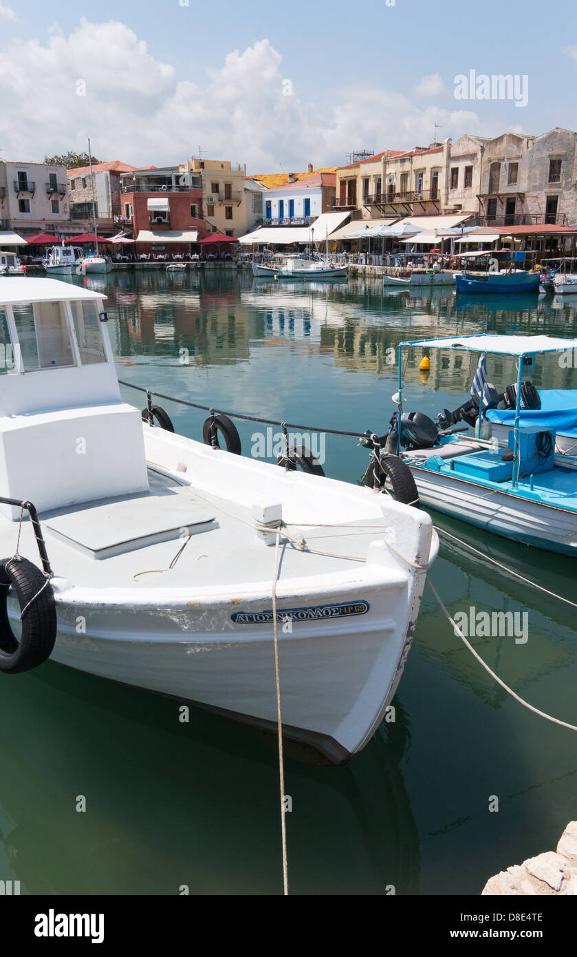 Barche ormeggiate nel porto di Rethymno e città vecchia, Creta, Grecia Foto Stock