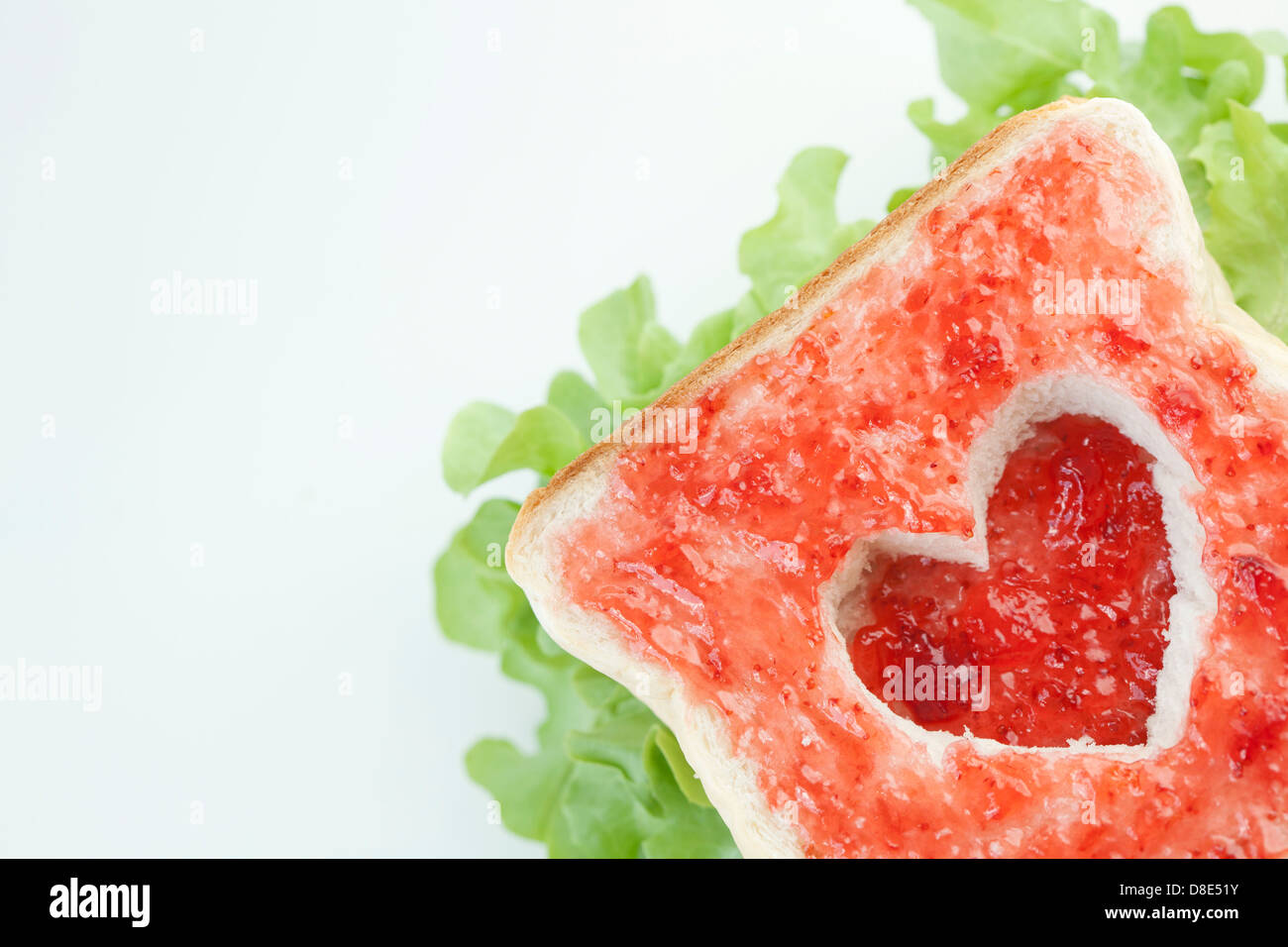 Fetta di pane con marmellata di frutta forma di cuore Foto Stock