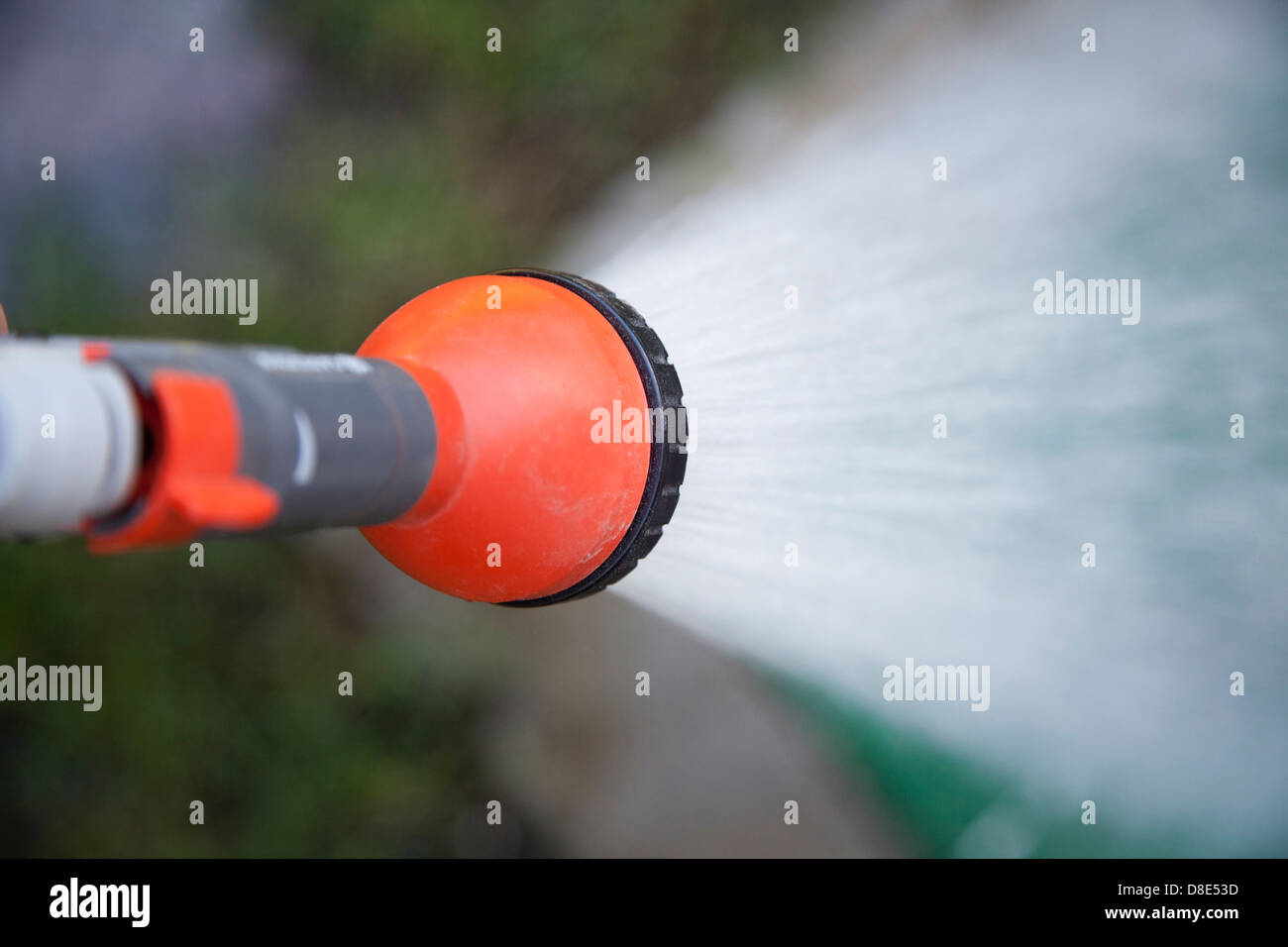 Vista ravvicinata di uno spruzzatore a mano per irrigare il giardino. Foto Stock