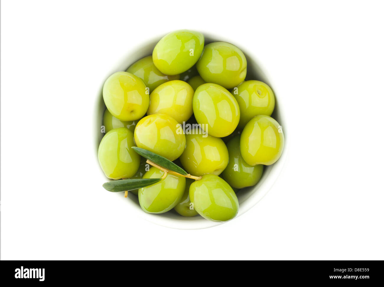 Olive verdi su sfondo bianco visto da sopra. Foto Stock