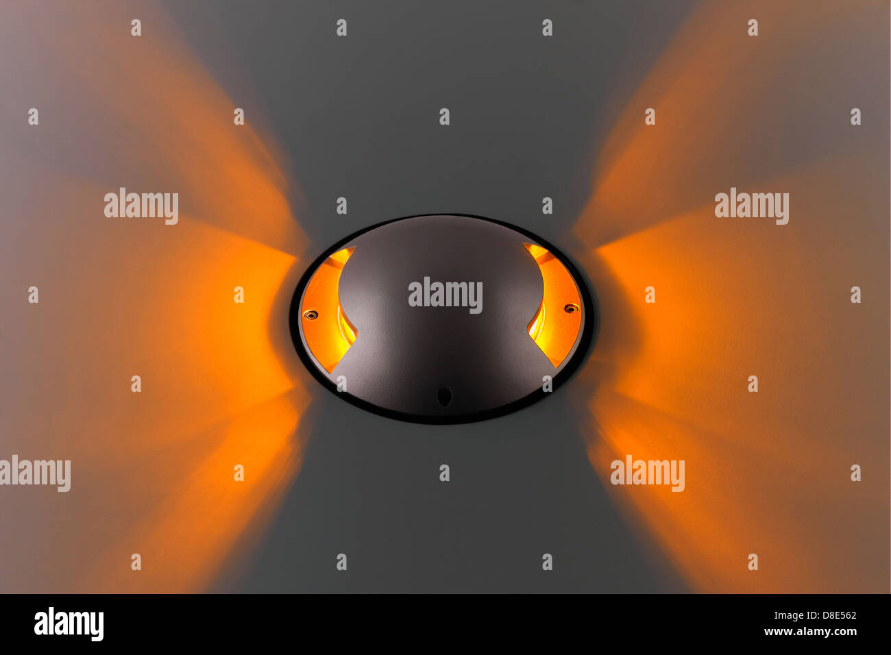 Colore di sfondo con lampadina di illuminazione e uno spazio vuoto per il testo o un oggetto Foto Stock