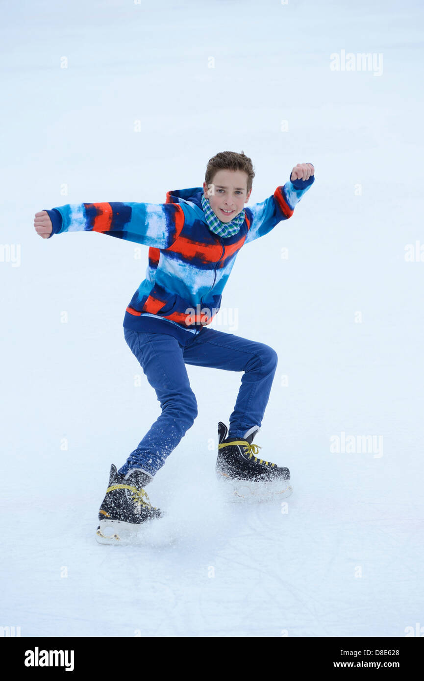 Ragazzo del pattinaggio su ghiaccio su un lago ghiacciato Foto Stock