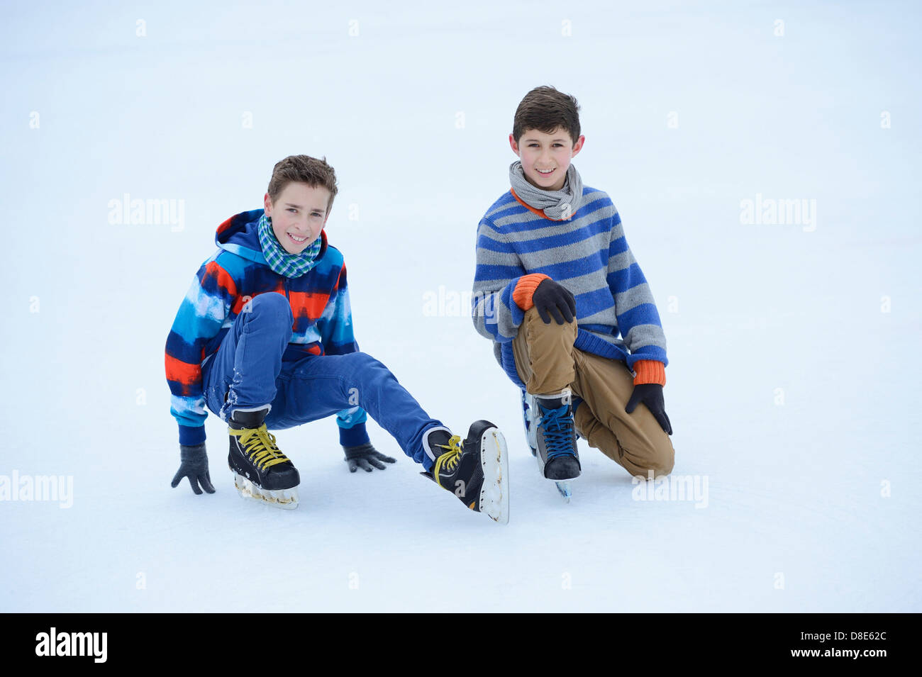 Due ragazzi con ghiaccio-pattini su un lago ghiacciato Foto Stock