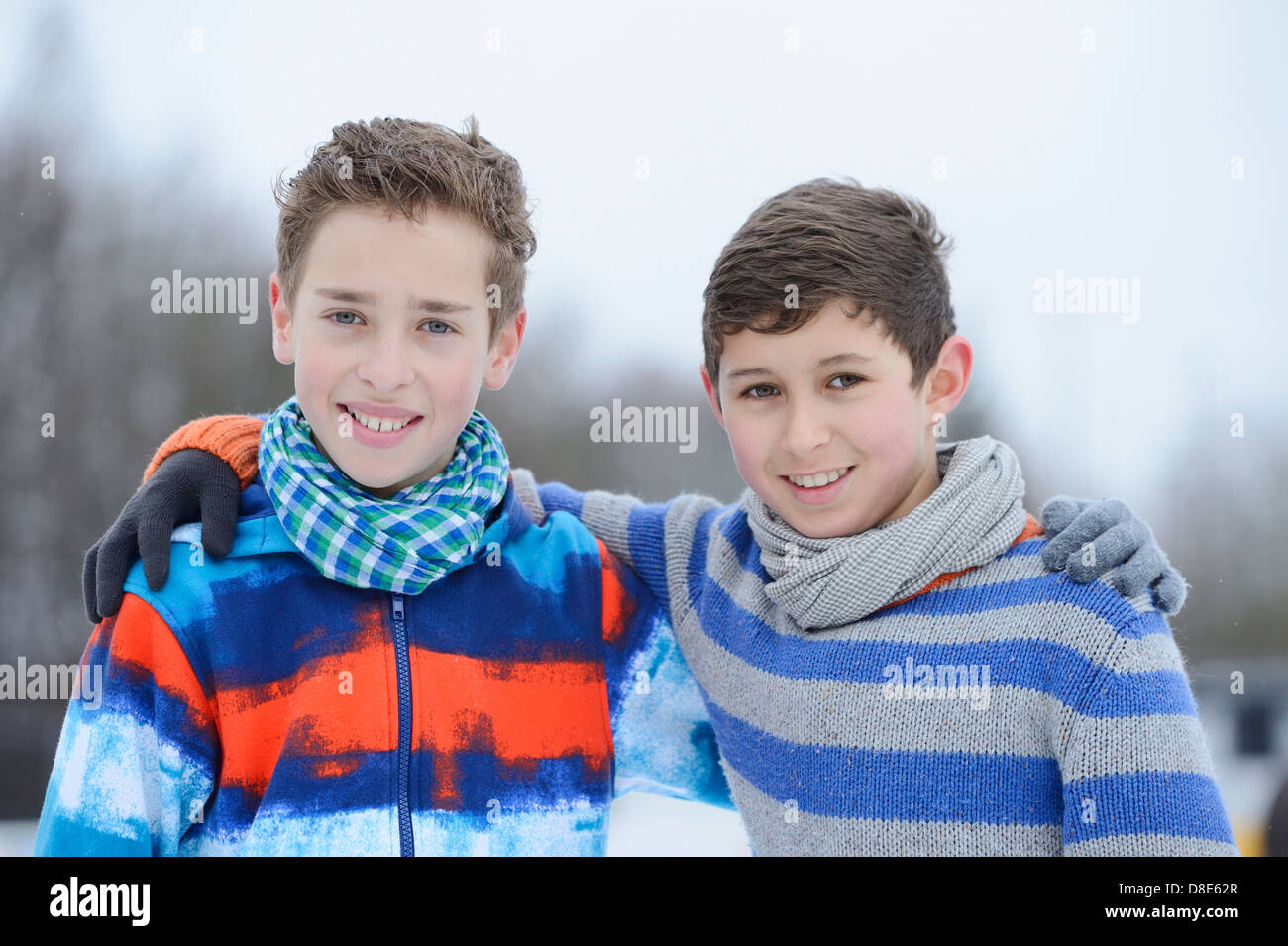 Due ragazzi che abbraccia all'aperto, ritratto Foto Stock