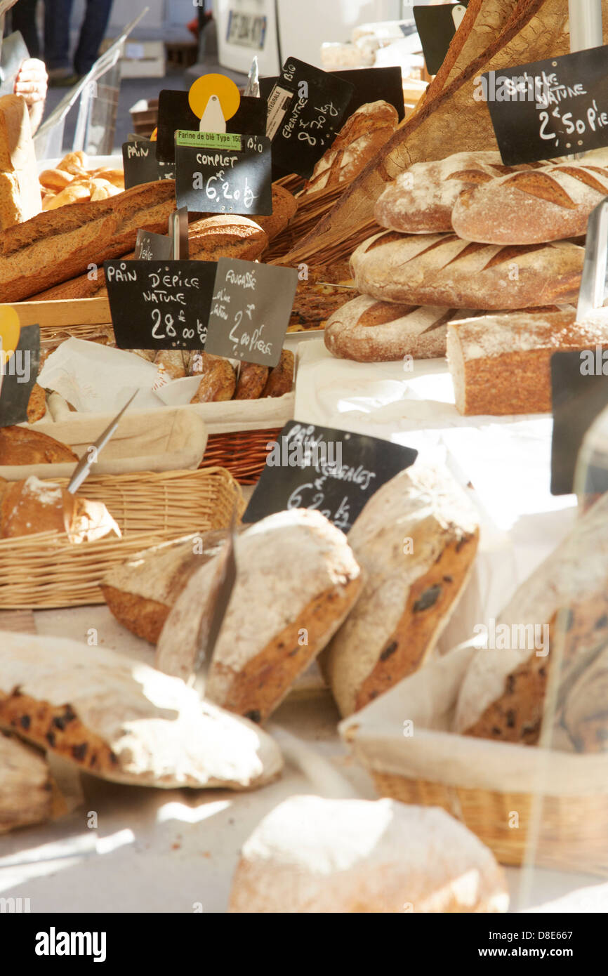 Pressione di stallo di mercato con pane e dolci, Apt, Provence-Alpes-Côte d'Azur, in Francia, in Europa Foto Stock