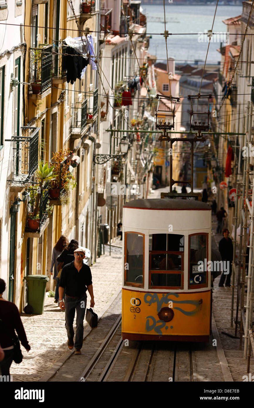 La funicolare Elevador da Bica, Lisbona, Portogallo Foto Stock