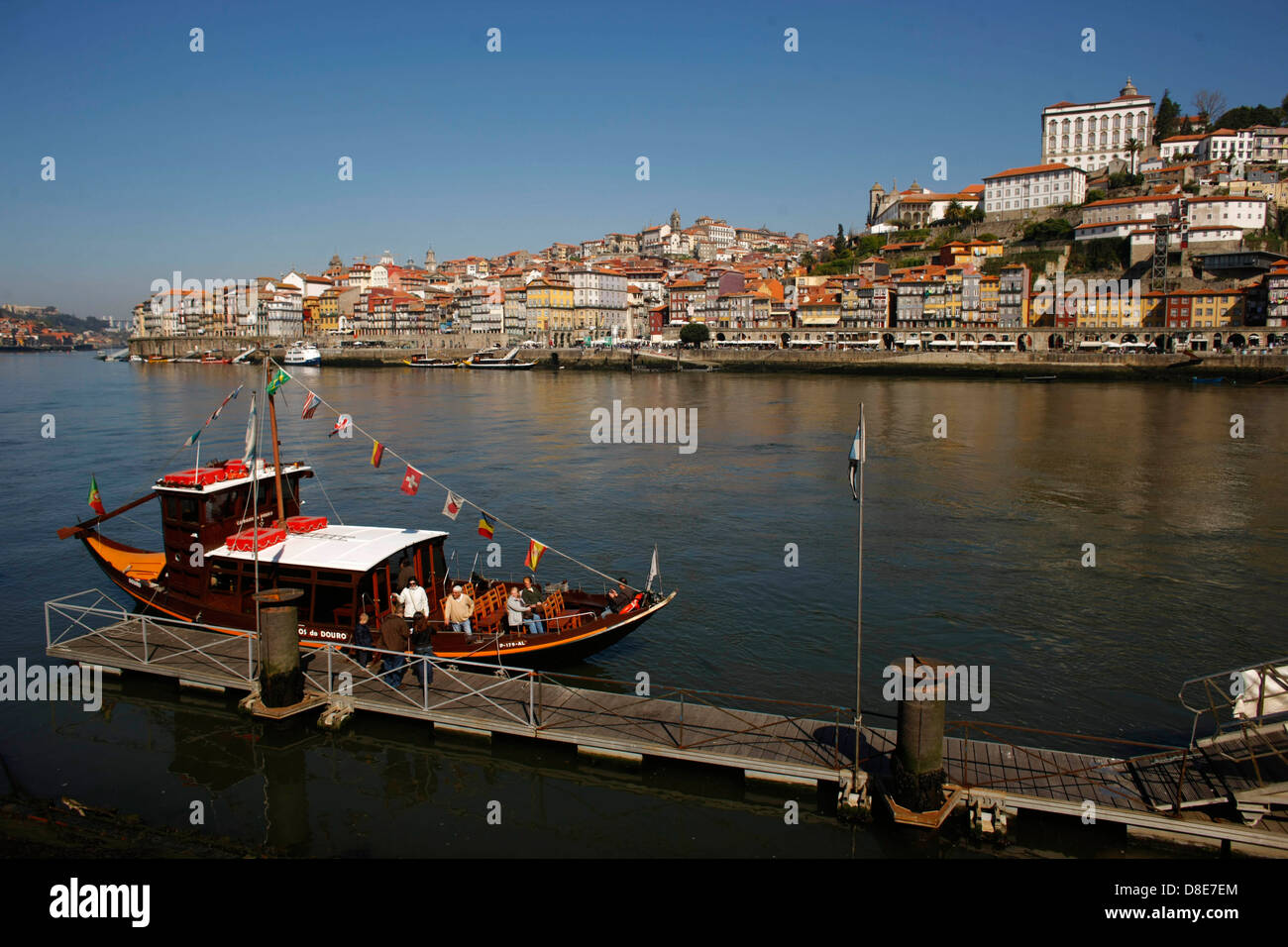 Il vino di Porto sip sul fiume Douro, Porto, Portogallo Foto Stock