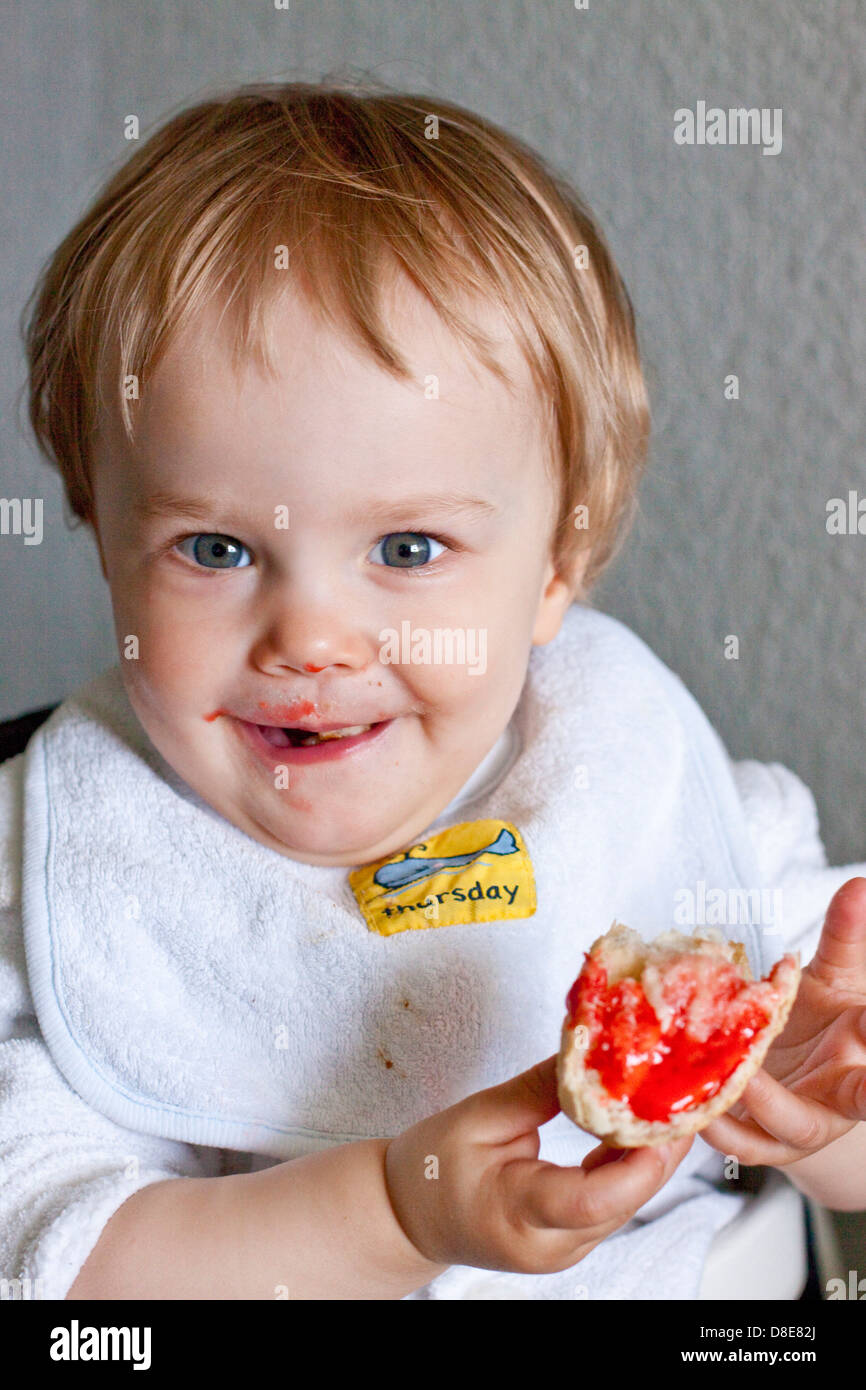 Bambino con colazione, ritratto Foto Stock