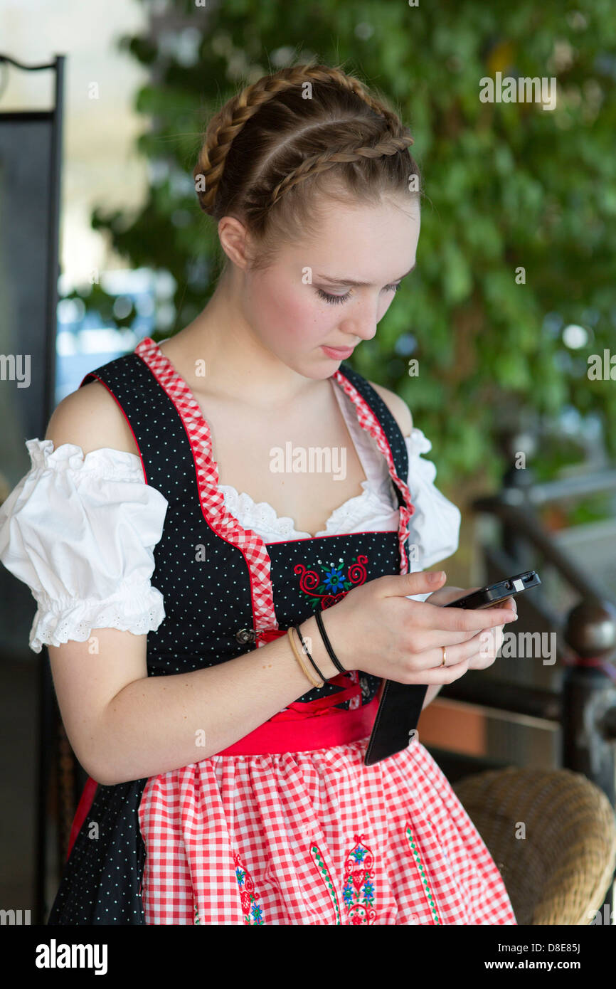 Ragazza adolescente indossando dirndl, Lichtenau, Baden-Wuerttemberg, Germania, Europa Foto Stock