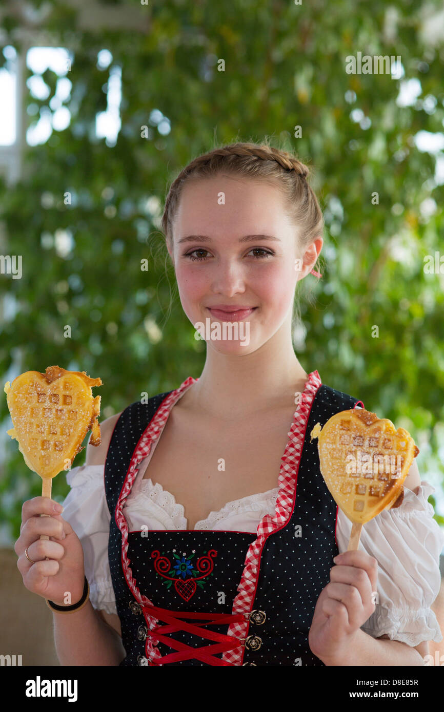 Ragazza adolescente indossando dirndl con cialde, Lichtenau, Baden-Wuerttemberg, Germania, Europa Foto Stock