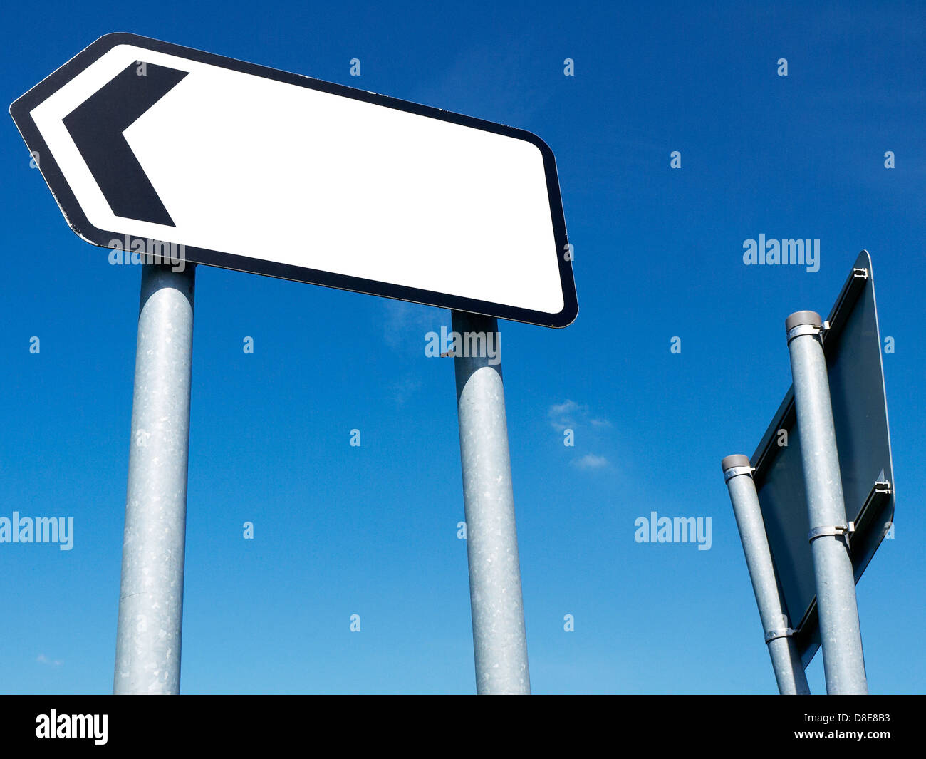 Blank cartello stradale isolato contro il cielo blu UK Foto Stock