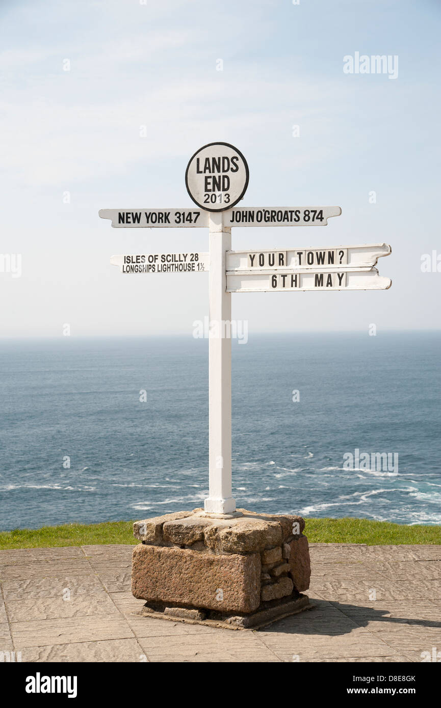 Famoso cartello al Land's End in Cornwall Regno Unito Foto Stock