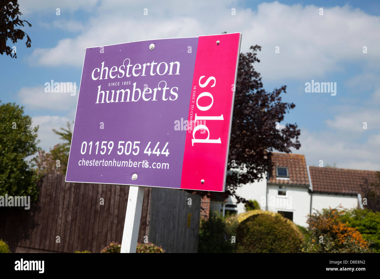 Un Chesterton Humberts agente immobiliare segno venduti al di fuori di una casa in Woodborough, Nottinghamshire, England, Regno Unito Foto Stock