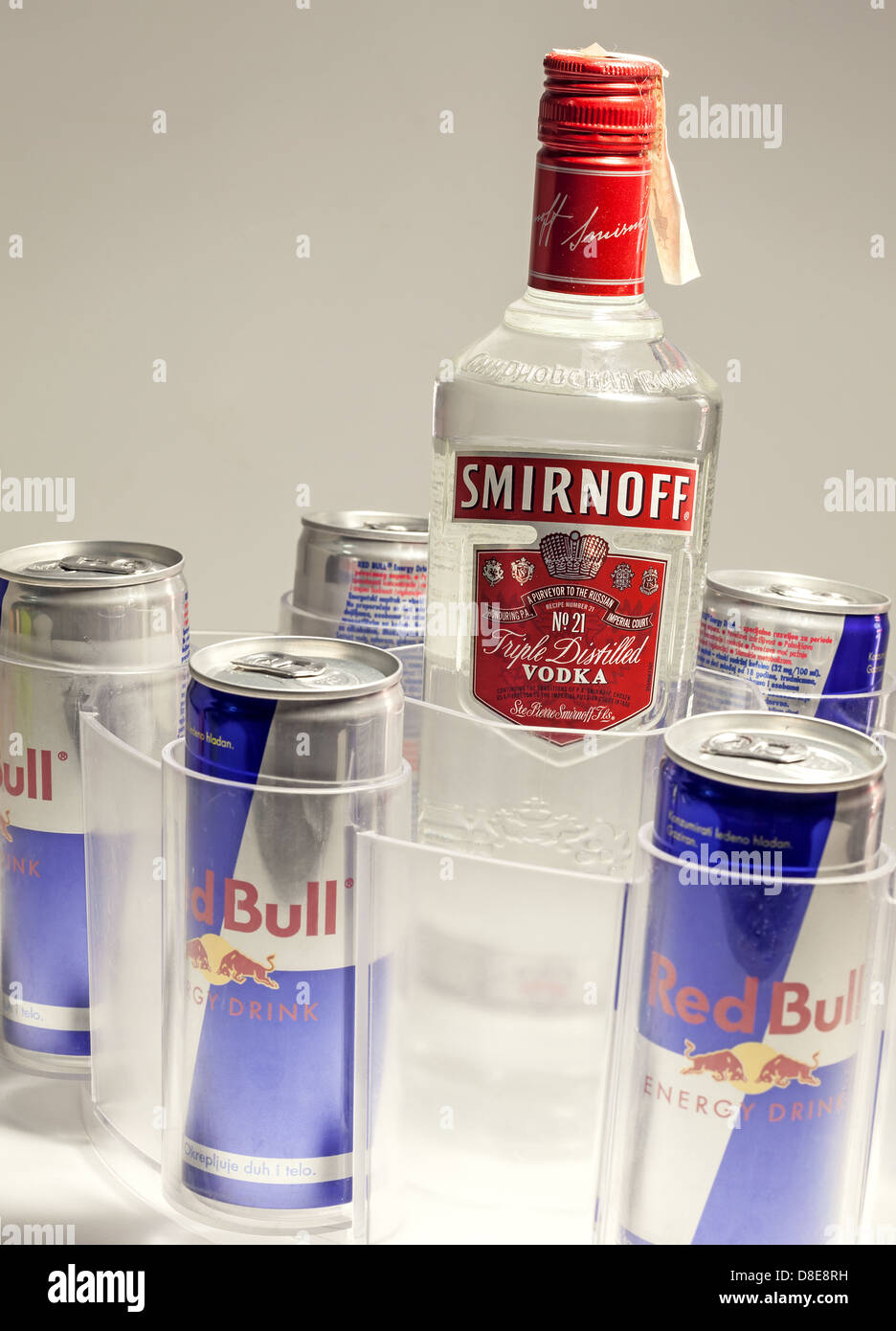 Cacak, Serbia - 20 Maggio 2013: Cinque Red Bull lattine e Smirnoff Vodka, studio isolato. Foto Stock