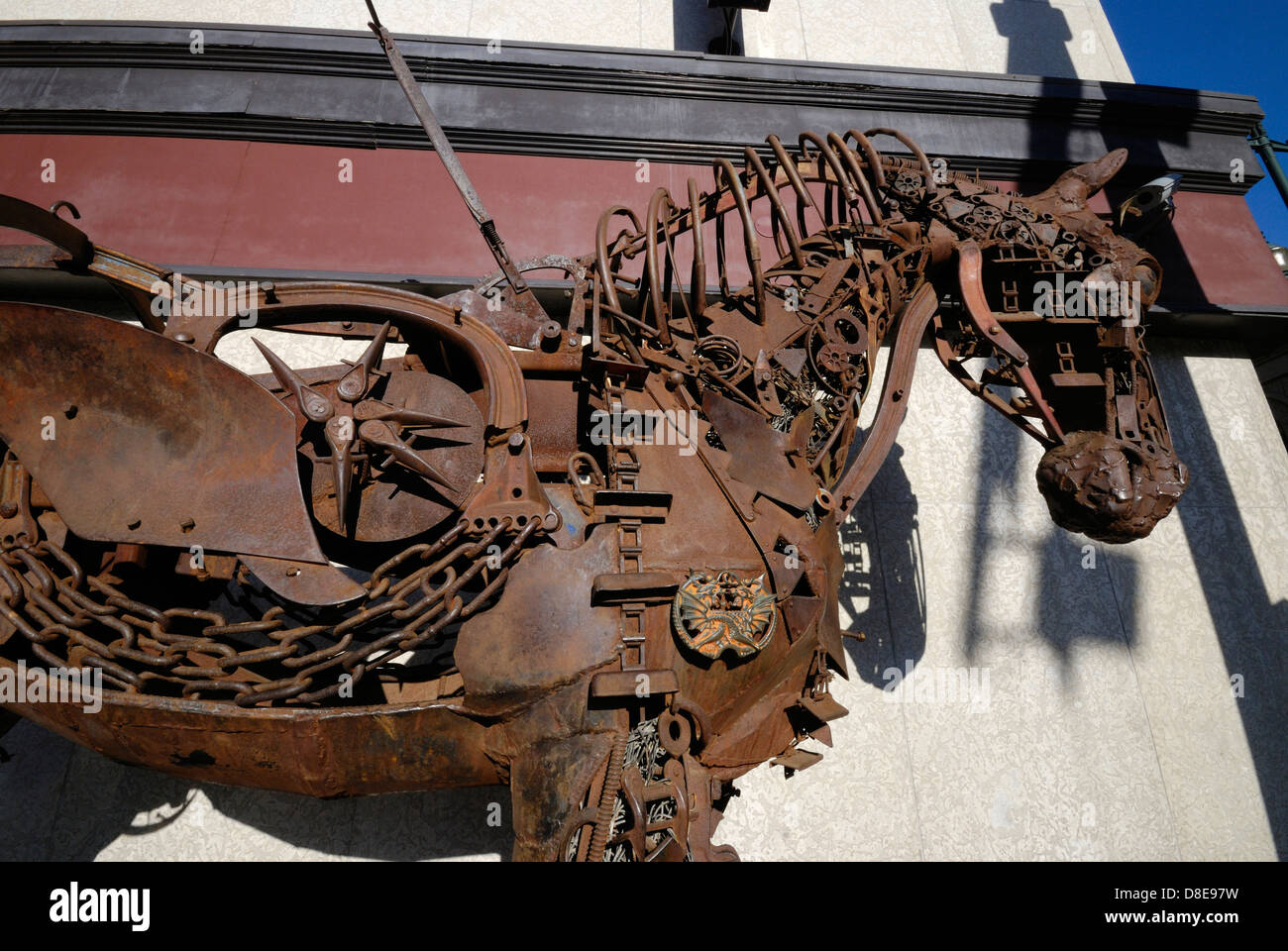 Una scultura a cavallo realizzata interamente con parti riciclate di macchinari agricoli saldate insieme e situata in un angolo di strada nel centro di Calgary, Alberta Foto Stock