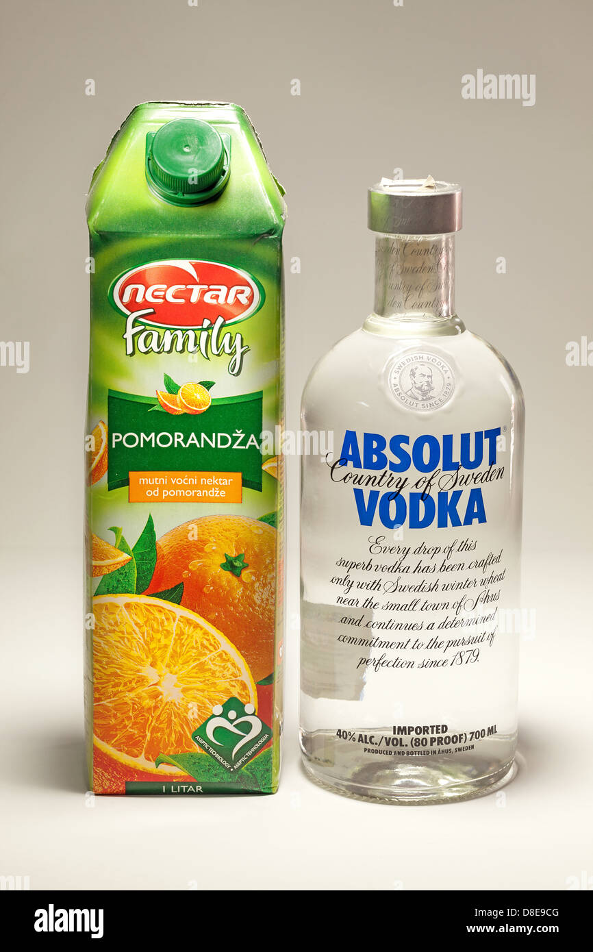Cacak, Serbia - 20 Maggio 2013: succo d'arancia e Absolut Vodka, studio isolato. Foto Stock