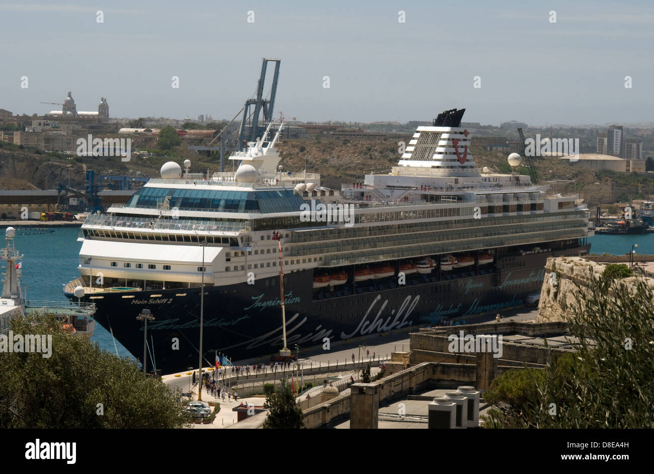 La nave di crociera Mein Schiff 2 chiamate in Grand Harbour per consentire ai passeggeri di esplorare Malta per il giorno. Foto Stock