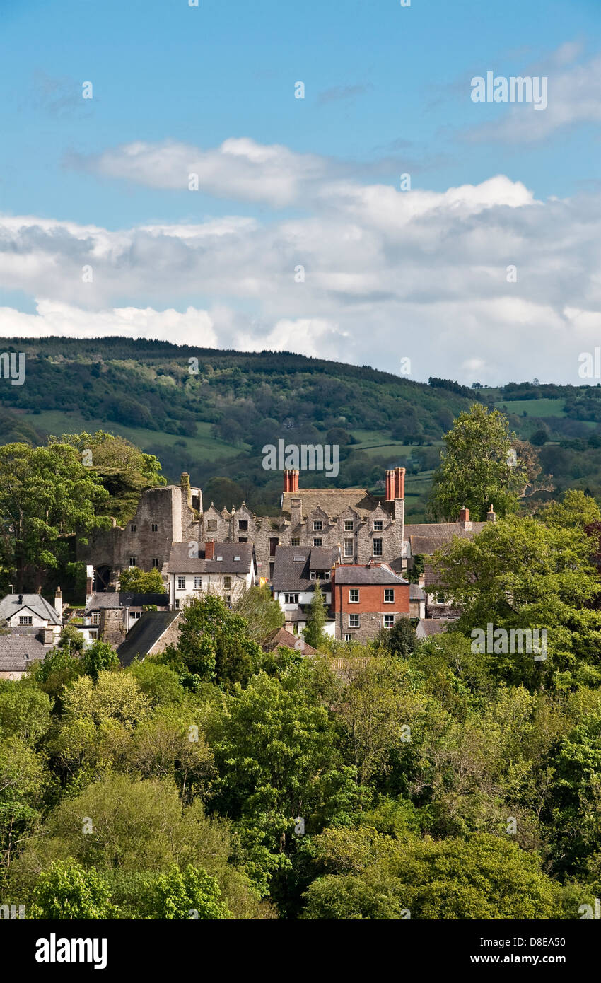 La città 'libro' di Hay-on-Wye (Al confine tra Herefordshire e Galles) È dominata sia dal suo castello giacobino che dal selvaggio Black Mountains Beyond (Regno Unito) Foto Stock