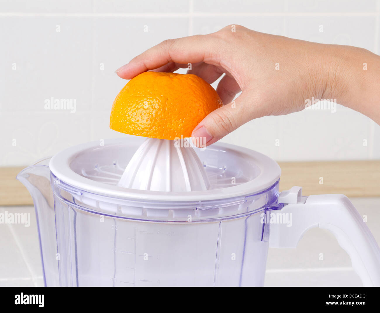 Cerchiamo di rendere il succo d'arancia spremitore da Foto Stock