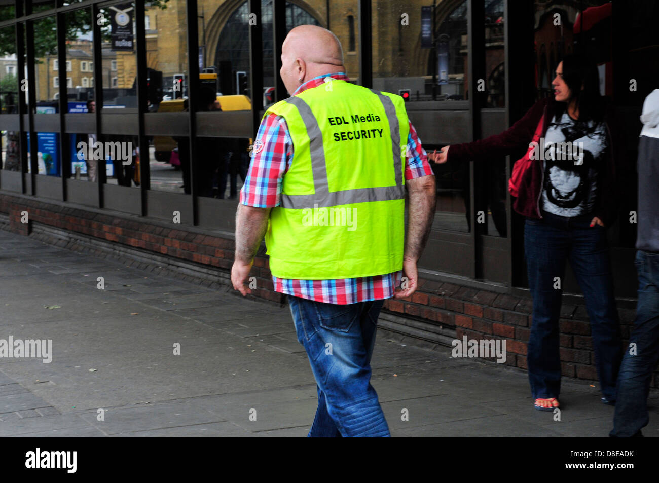 Un EDL steward a una protesta a Londra, Regno Unito. Foto Stock