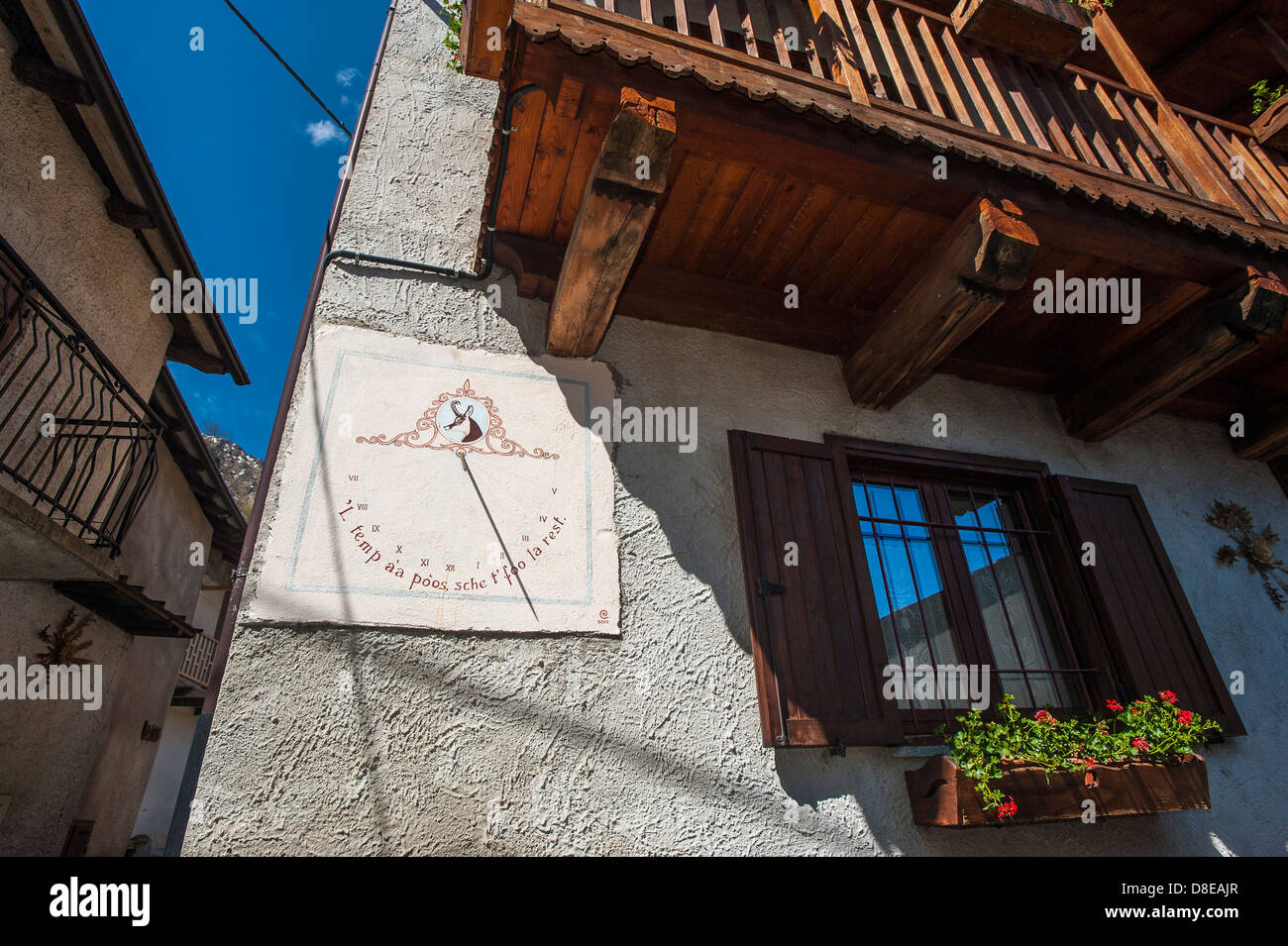 Europa Italia Provincia di Torino Piemonte Orsiera Rocciavriè Park Usseaux paese dipinto meridiana Foto Stock