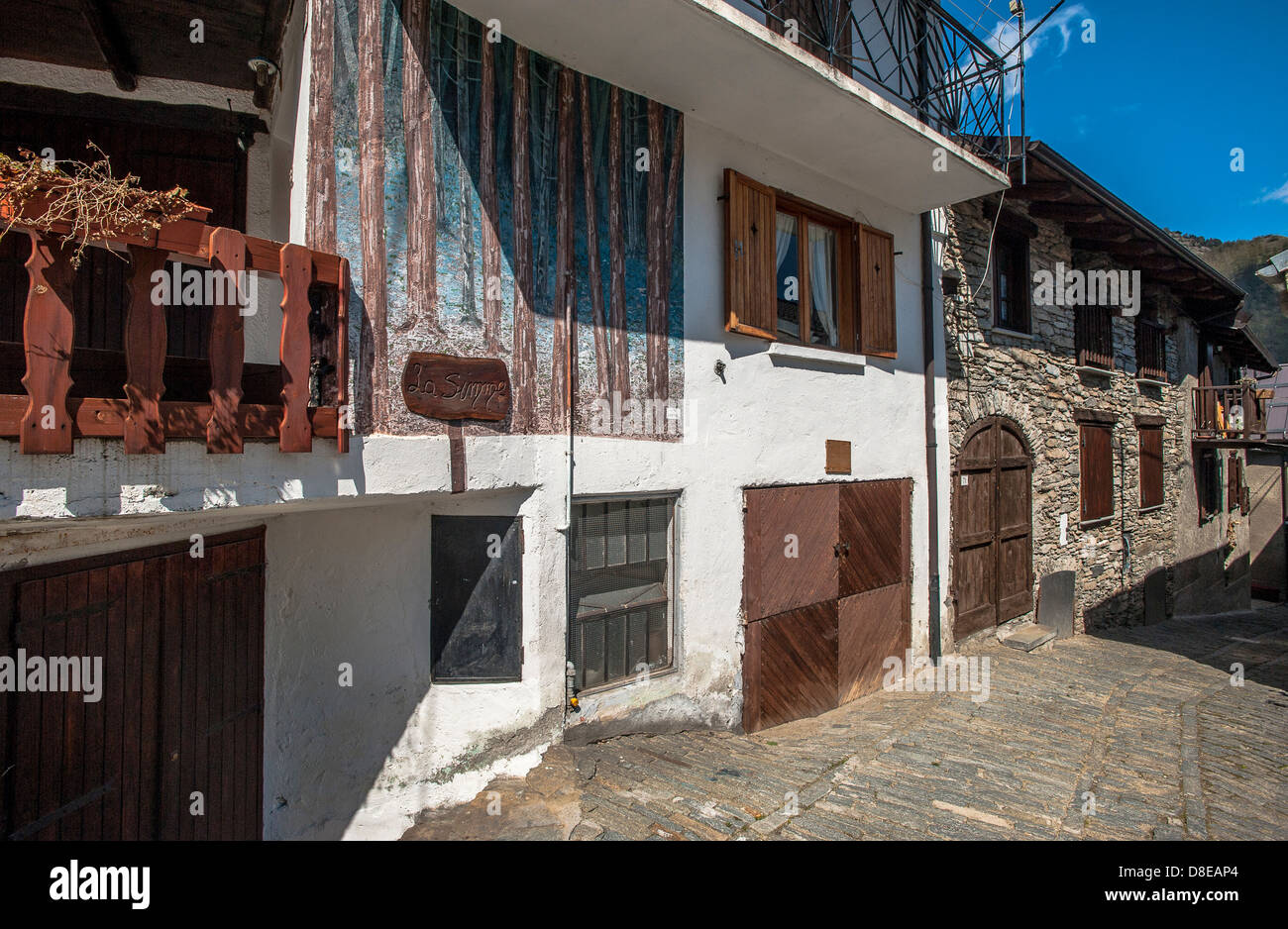 Europa Italia Provincia di Torino Piemonte Orsiera Rocciavriè Park Usseaux paese dipinto case di montagna Foto Stock