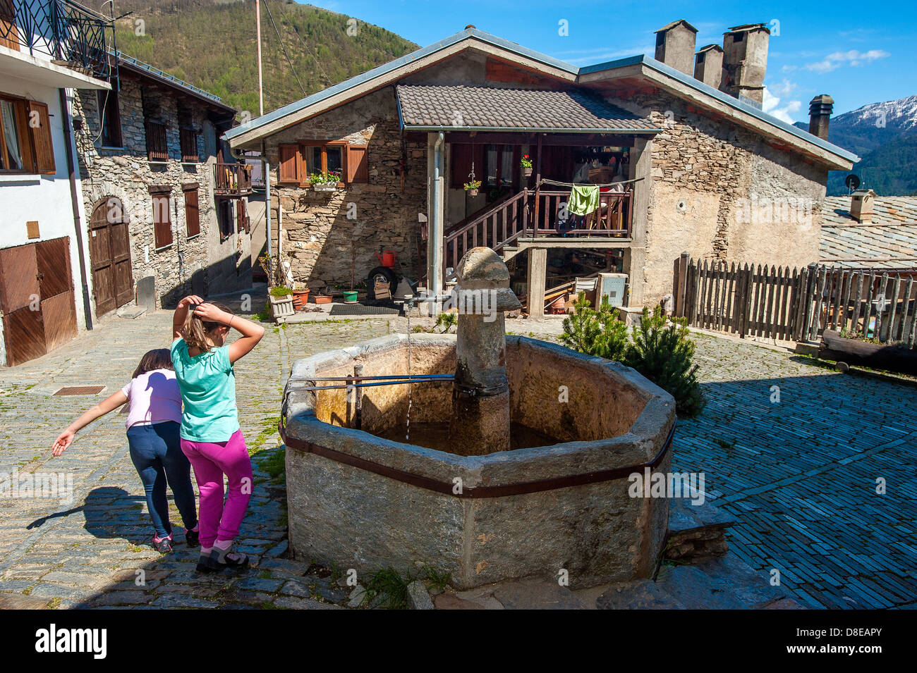 Europa Italia Provincia di Torino Piemonte Orsiera Rocciavriè Park Usseaux paese pittura antica fontana Foto Stock