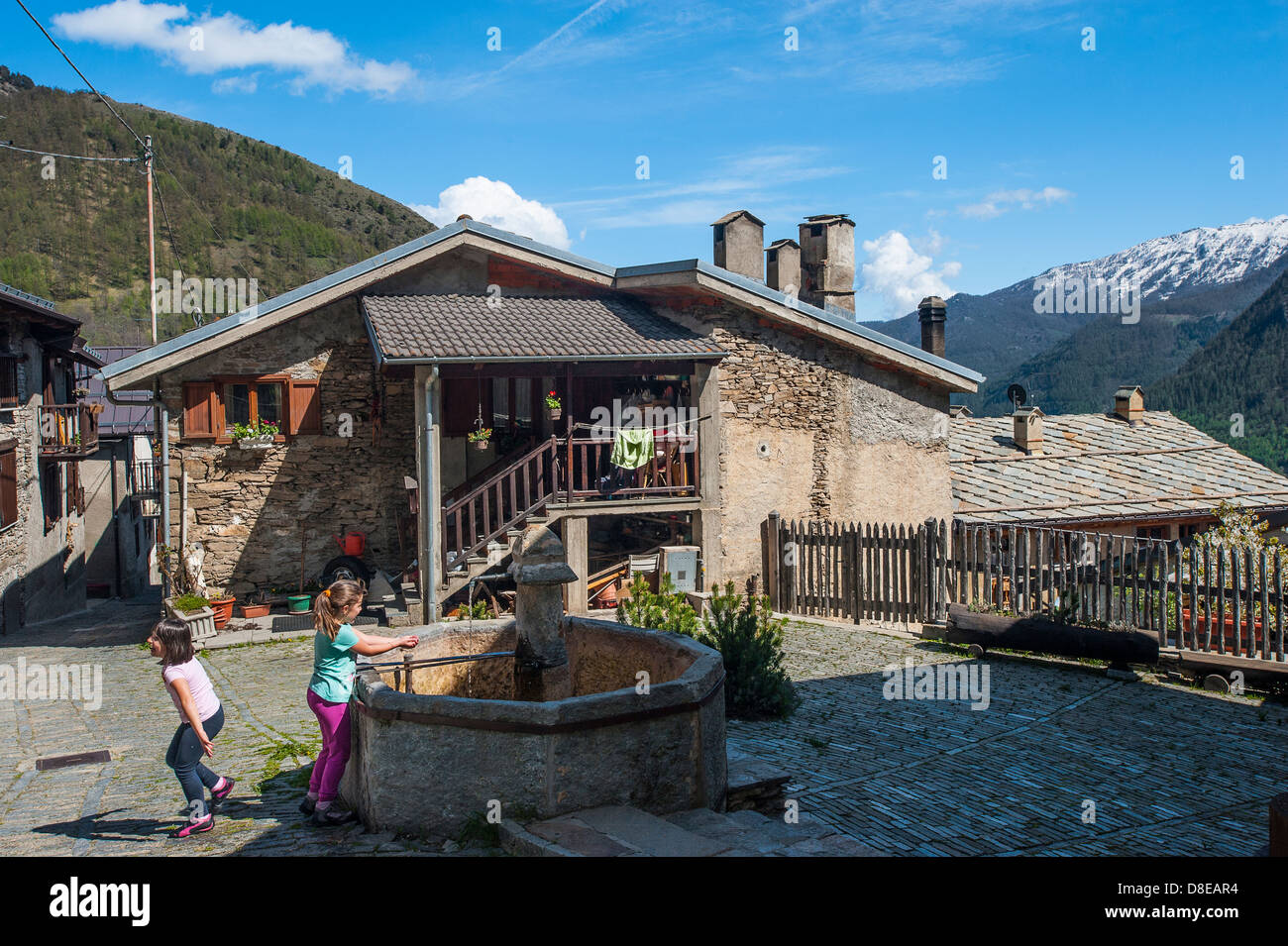 Europa Italia Provincia di Torino Piemonte Orsiera Rocciavriè Park Usseaux paese pittura antica fontana Foto Stock