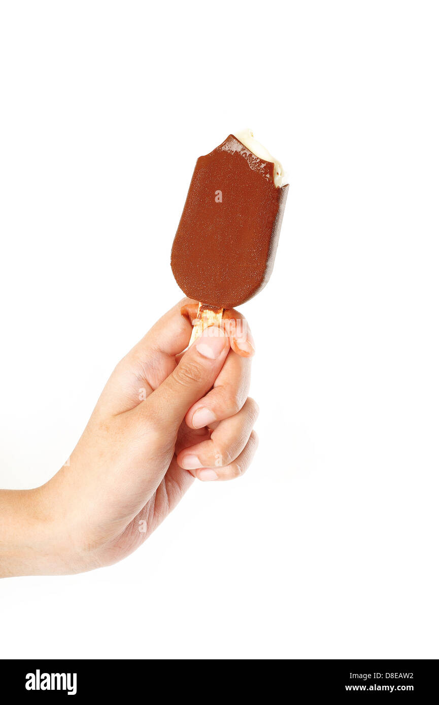 Ricoperta di cioccolato gelato alla vaniglia con gocce in mano Foto Stock