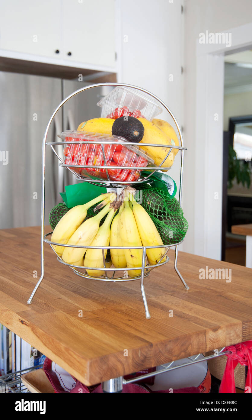 Frutta e verdura su butcher blocco counter top in una cucina Foto Stock
