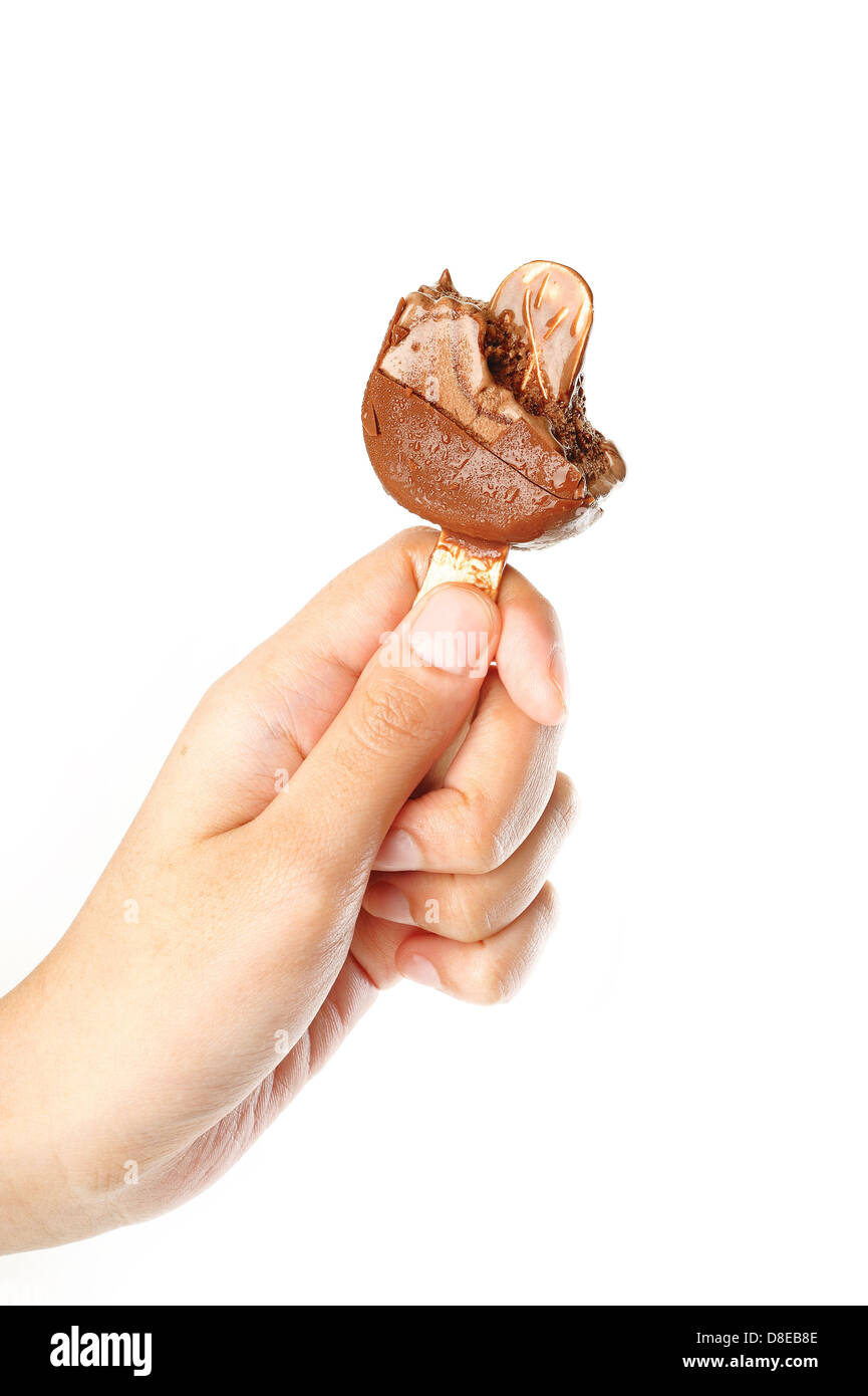 Gelati ricoperti di cioccolato in mano Foto Stock