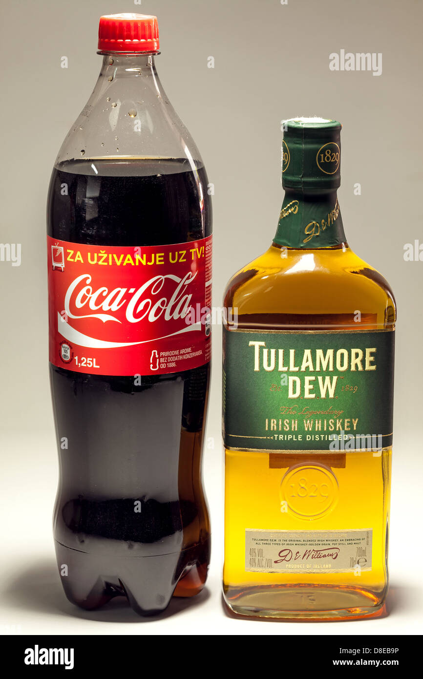 Cacak, Serbia - 20 Maggio 2013: Coca Cola e Tullamore Dew Whiskey, studio isolato. Foto Stock