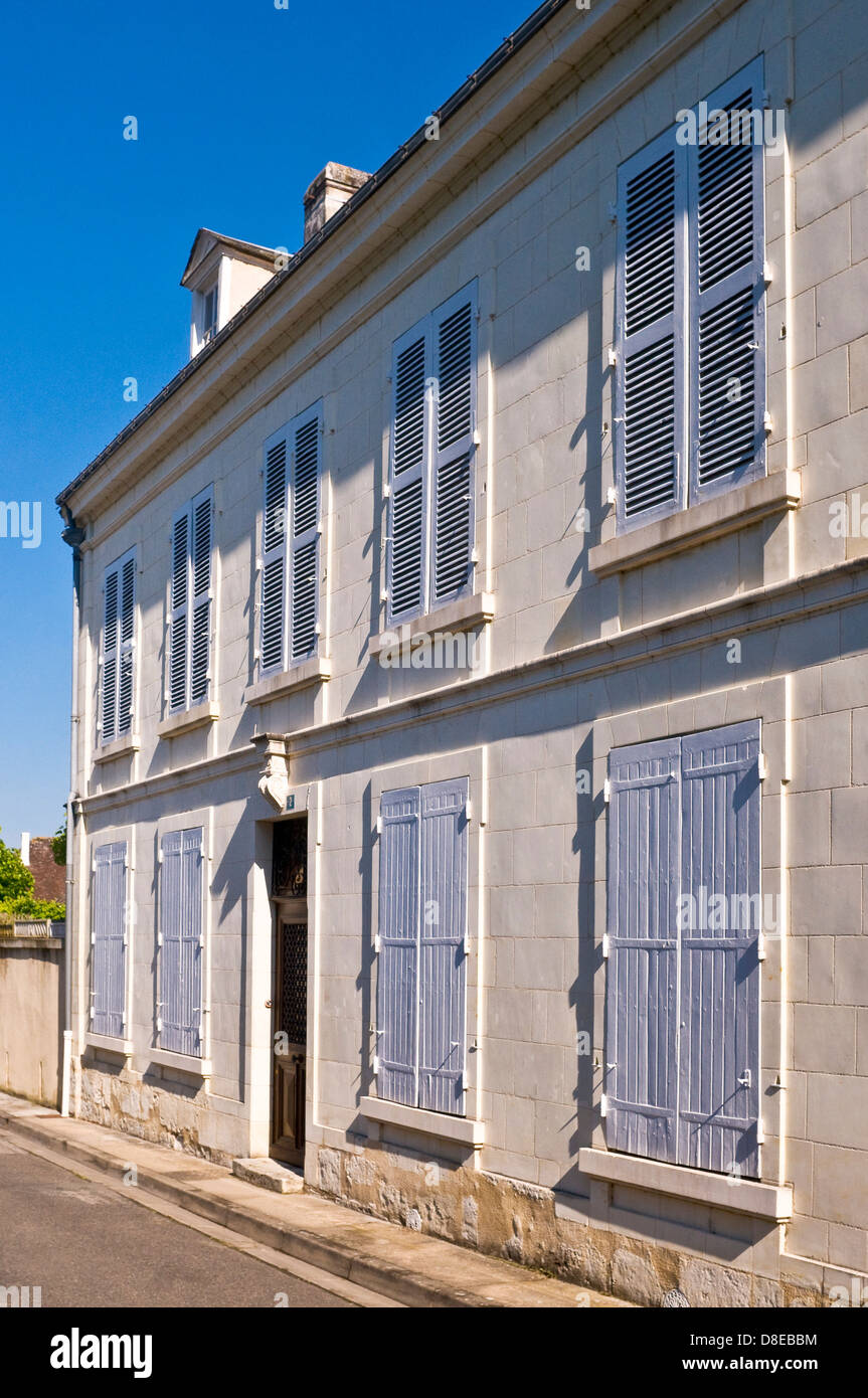 La città francese di casa con la finestra chiusa / ante - Francia. Foto Stock