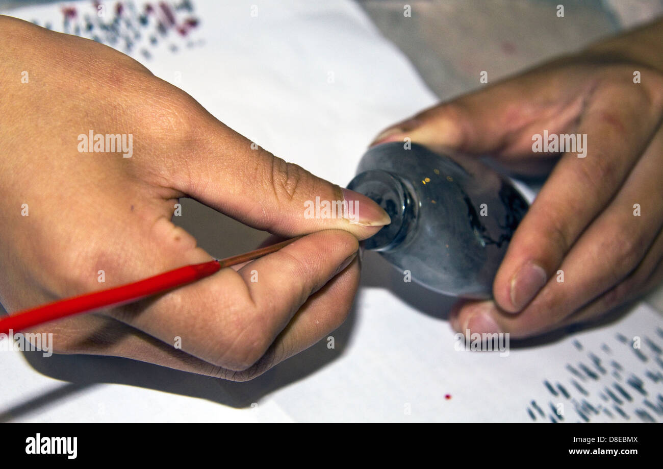 La tinteggiatura interna di bottiglie di tabacco da fiuto, Chengdu Cina Foto Stock