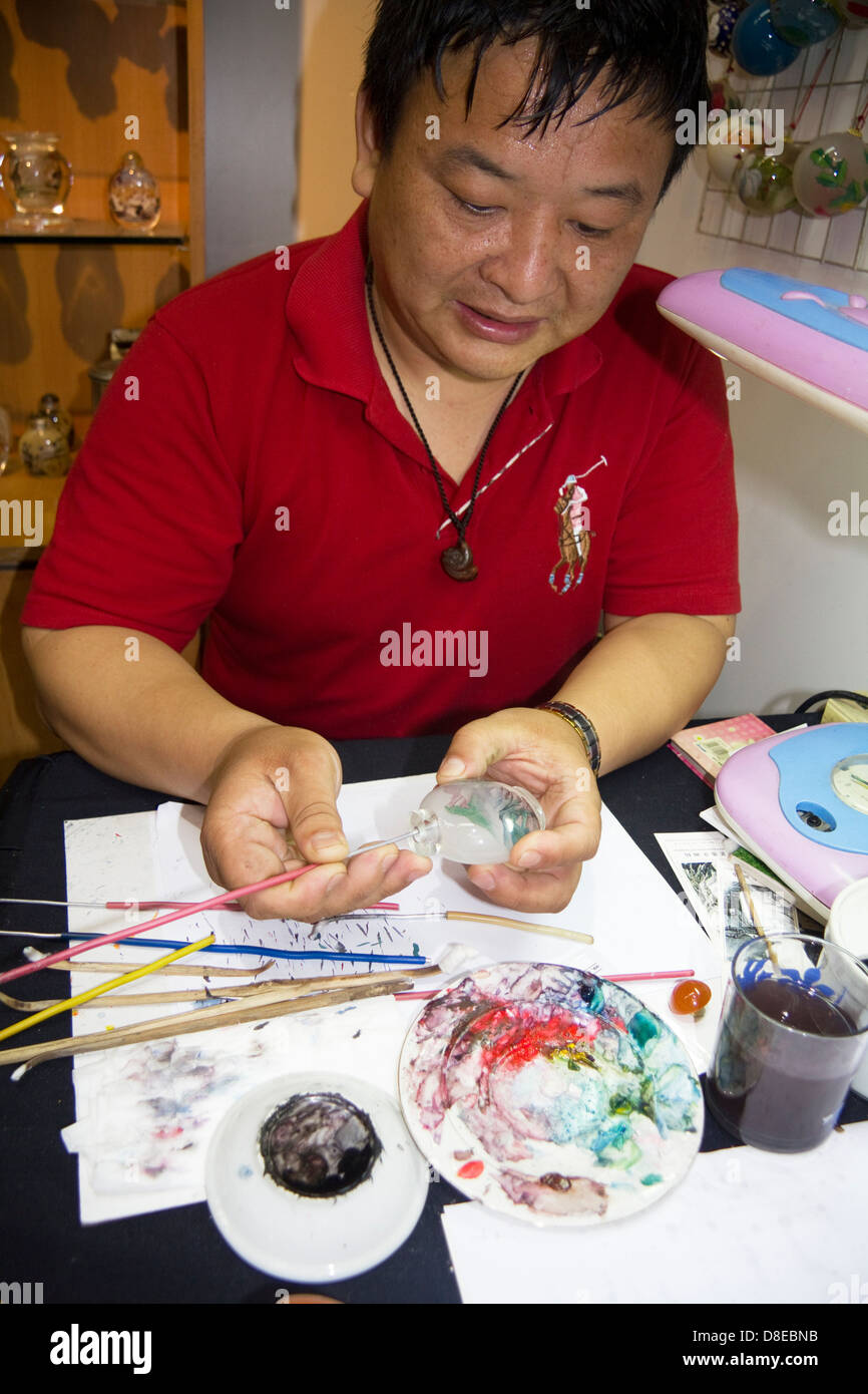 La tinteggiatura interna di bottiglie di tabacco da fiuto, Chengdu Cina Foto Stock