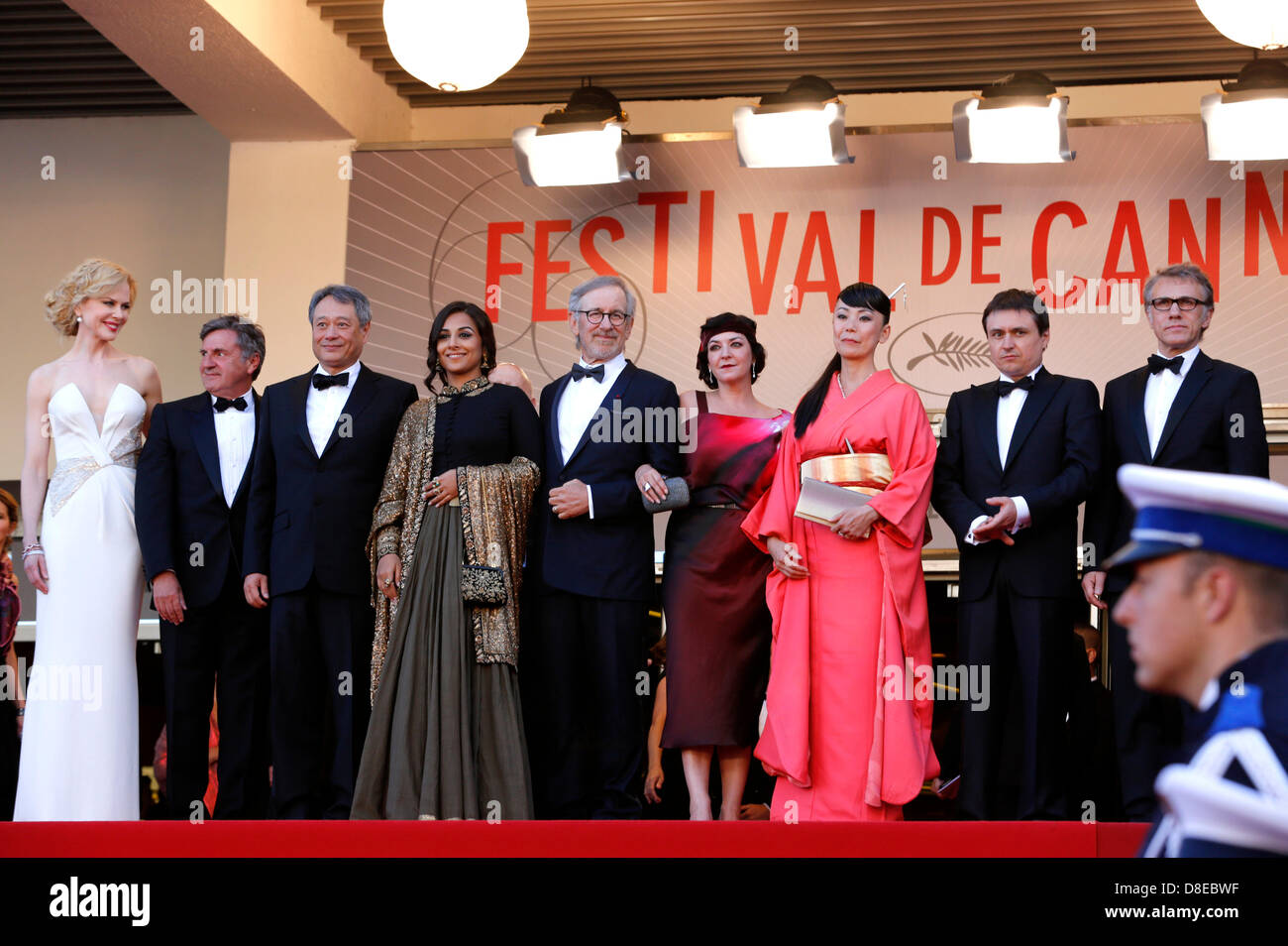 Cannes, Francia. Il 26 maggio 2013. Attore francese Daniel Auteuil, attrice australiana Nicole Kidman, Indiano attrice Vidya Balan, direttore giapponese Naomi Kawase, direttore Taiwanese Ang Lee, noi direttore e presidente del lungometraggio giuria Steven Spielberg, British Direttore Lynne Ramsay, direttore rumeno Cristian Mungiu e attore austriaco Christoph Waltz frequentando il 'Zulu' premiere e cerimonia di chiusura al 66° Festival di Cannes. Maggio 26, 2013. Credito: DPA/Alamy Live News Foto Stock