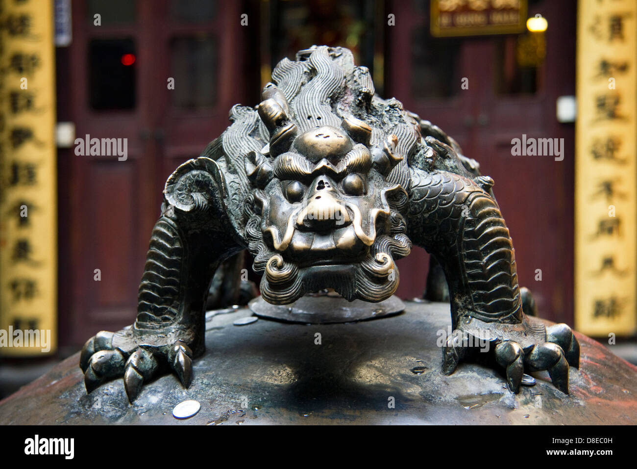 Drago di bronzo scultura, Shanghai, Cina Foto Stock