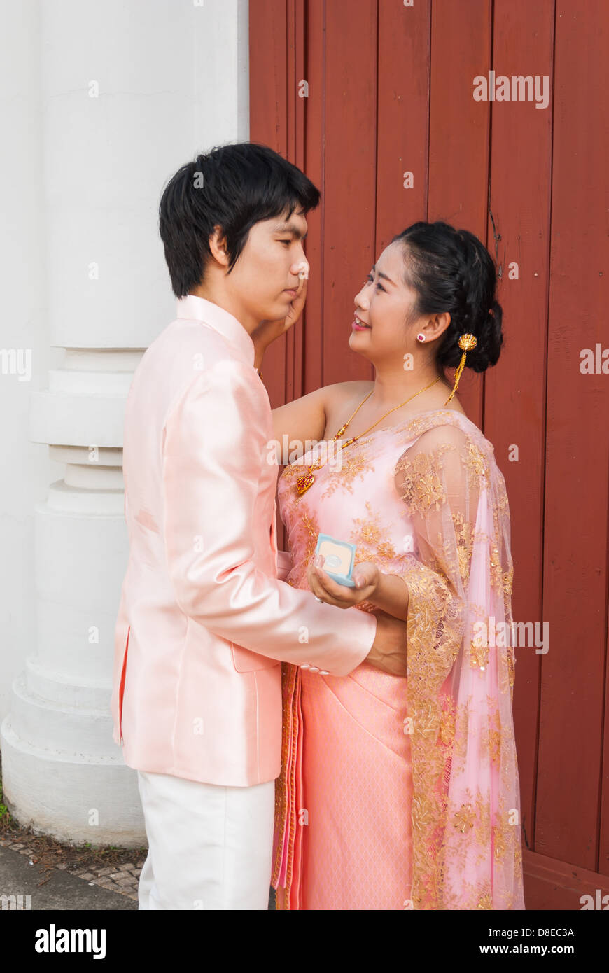 Asian Thai sposa è rendere fino a groom del viso. Foto Stock