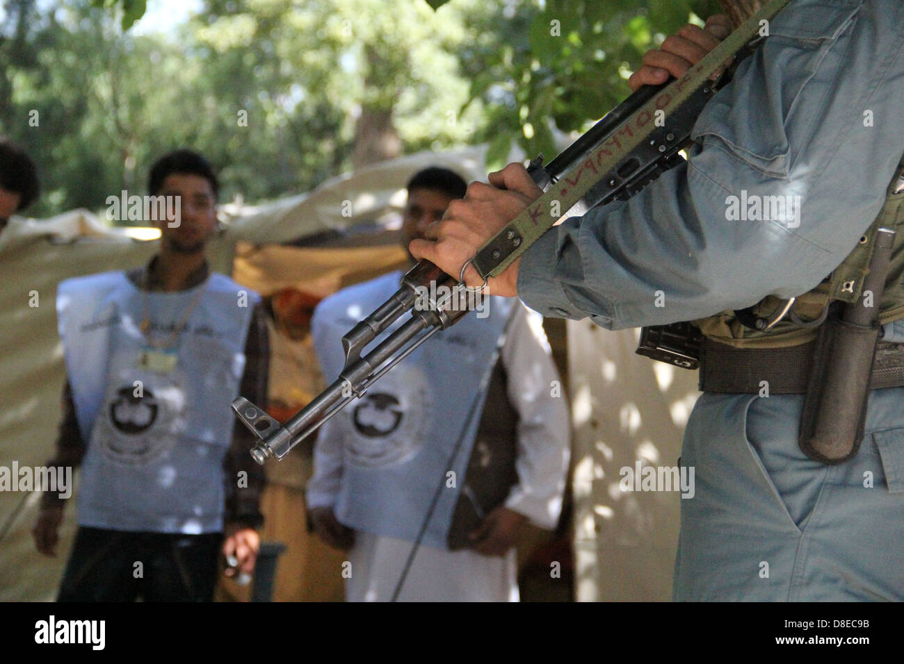 Polizia afgana forniscono la protezione per la registrazione degli elettori delle elezioni presidenziali Foto Stock