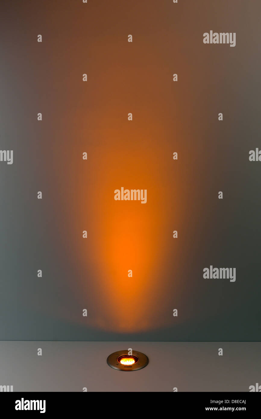 Colore di sfondo con lampadina di illuminazione e uno spazio vuoto per il testo o un oggetto Foto Stock