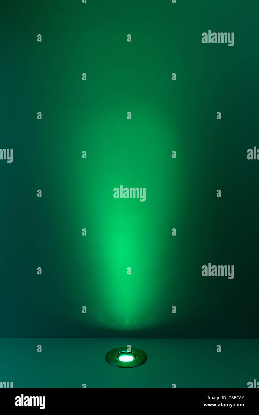 Colore di sfondo con lampadina di illuminazione e uno spazio vuoto per il testo o un oggetto Foto Stock