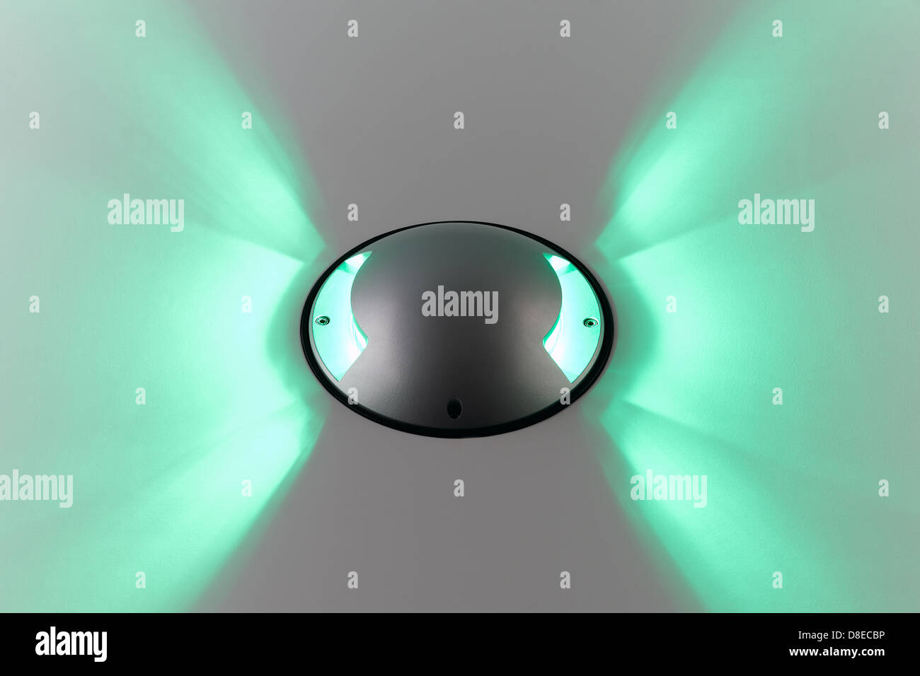 Colore di sfondo con lampadina di illuminazione e uno spazio vuoto per il testo o un oggetto Foto Stock