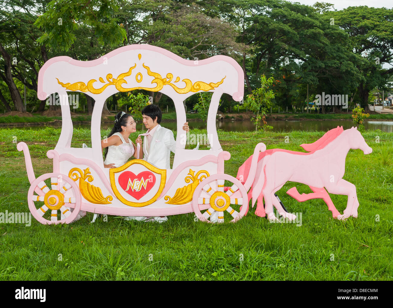 Asian Thai sposa sta giocando la sua govern cravatta in carrozza romantica con tema d'amore come il principe e la principessa. Foto Stock
