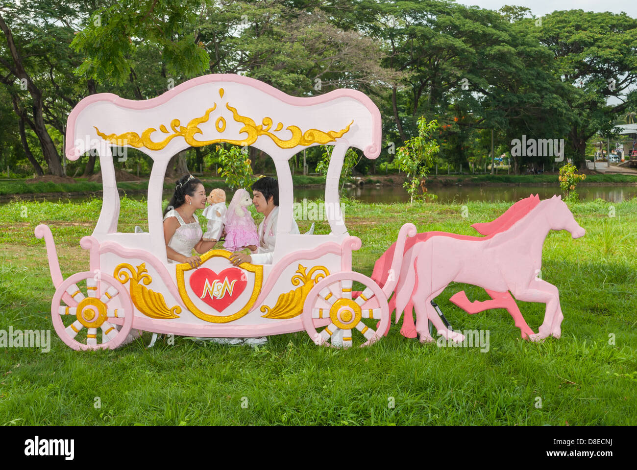 Asian Thai con Nuziale matrimonio orsacchiotto in carrozza romantica con tema d'amore come il principe e la principessa. Foto Stock