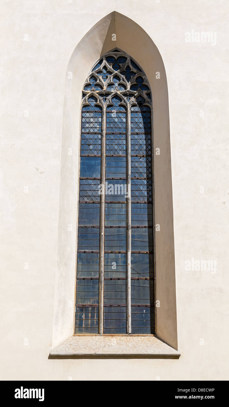 Altezza finestra gotica chiesa sulla parete nella parte vecchia di Tallinn, Estonia Foto Stock