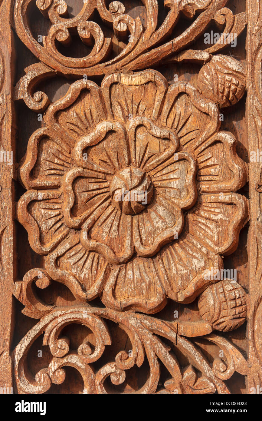 Il vecchio intagliare il legno ornamento di motivi floreali in stile tailandese Foto Stock