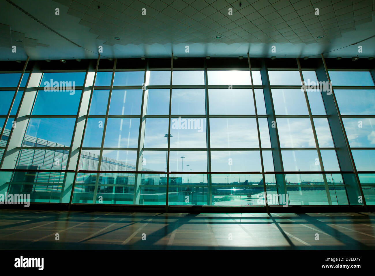 Parete in vetro in aeroporto, astratto interni aziendali Foto Stock