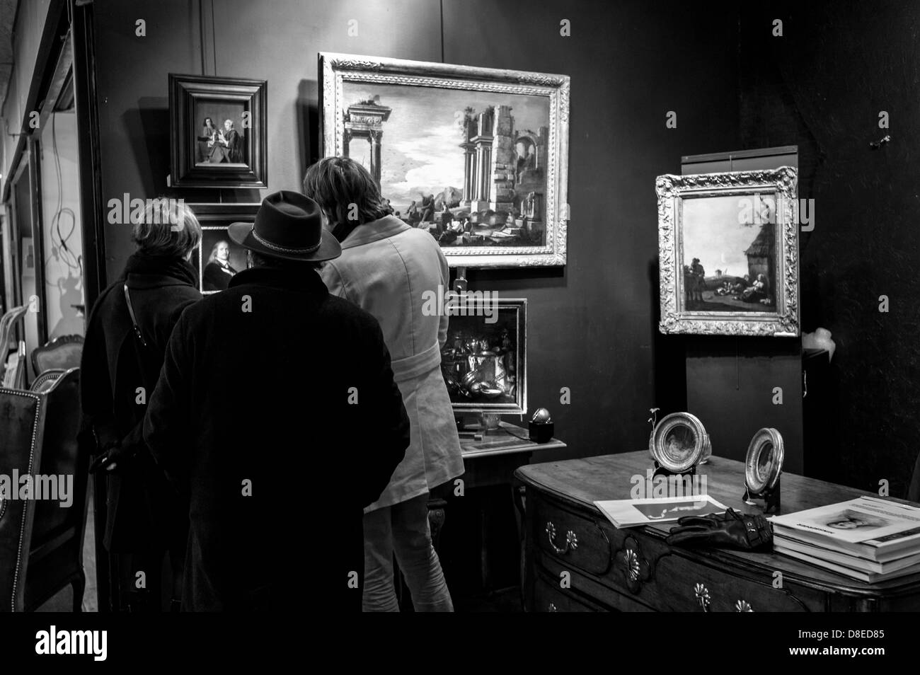 Persone che acquistano arte in porto Clignancourt mercatino delle pulci, Parigi. Foto Stock