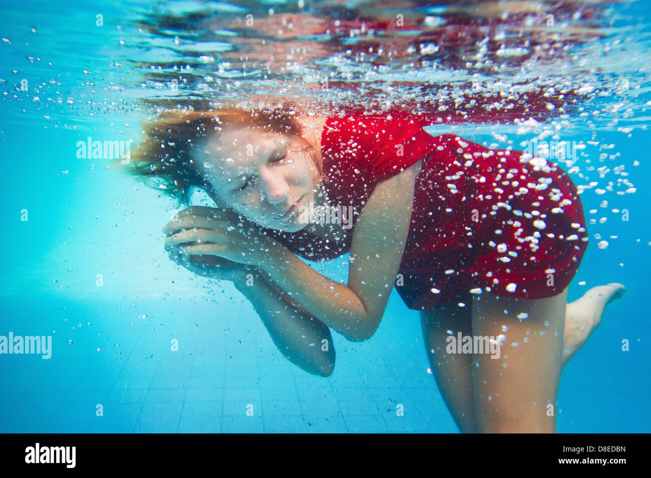 Fantasia, subacquea ritratto di donna in abito rosso Foto Stock